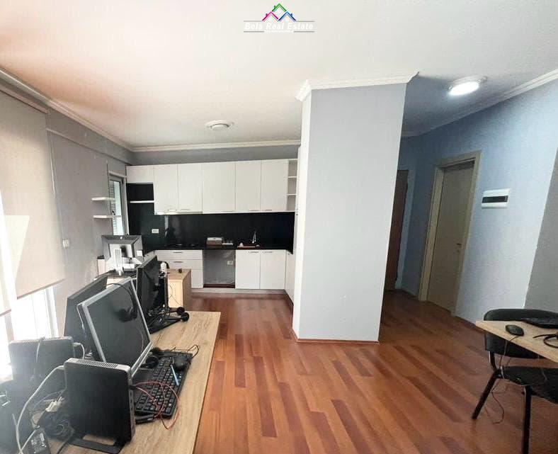 Zyre me Qera 3+1 Tek 5 Maji (ID BZ2481) Tirane.