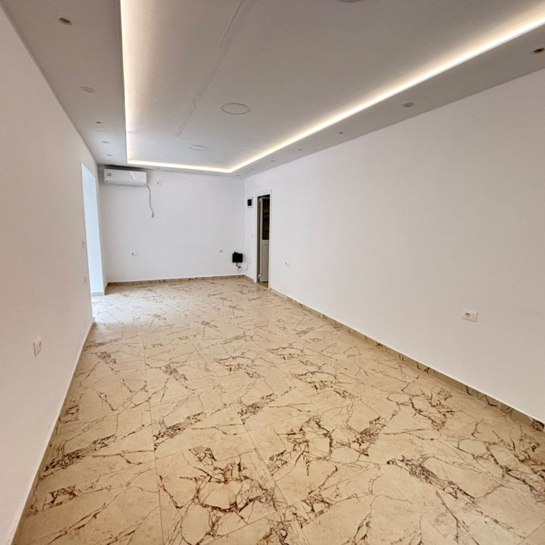 Dyqan me qera tek 21 Dhjetori (ID BD21677) Tirane