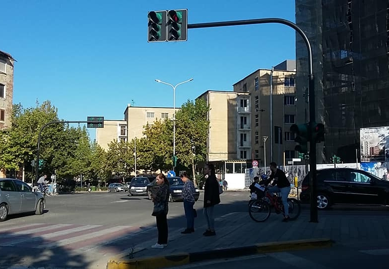 Parkim dhe Njesi Biznesi per Shitje prane Farmacise 10 (BT72) Tirane