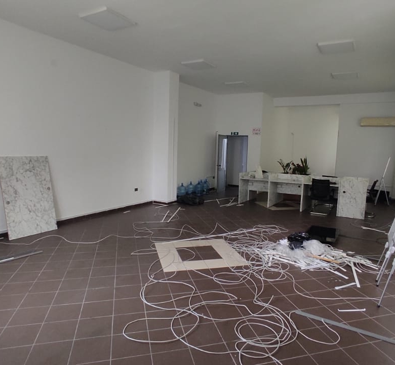 Zyre Me Qera Tek Komuna e Parisit (ID BZ2564) Tirane.
