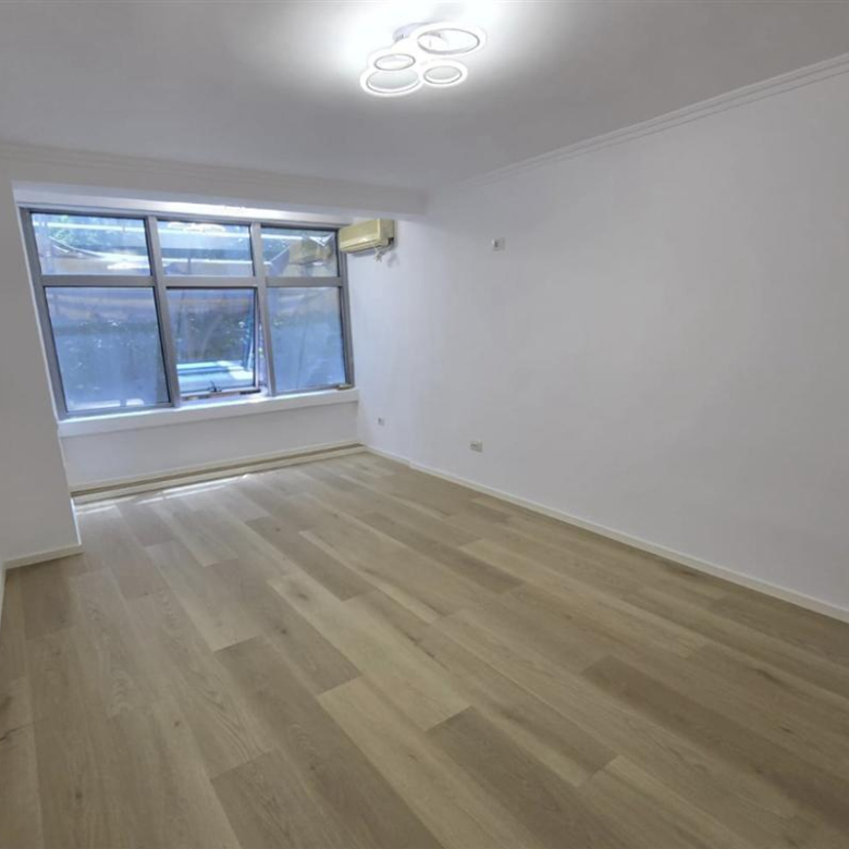 Zyre me qera tek 21 Dhjetori (ID BZ2648) Tirane
