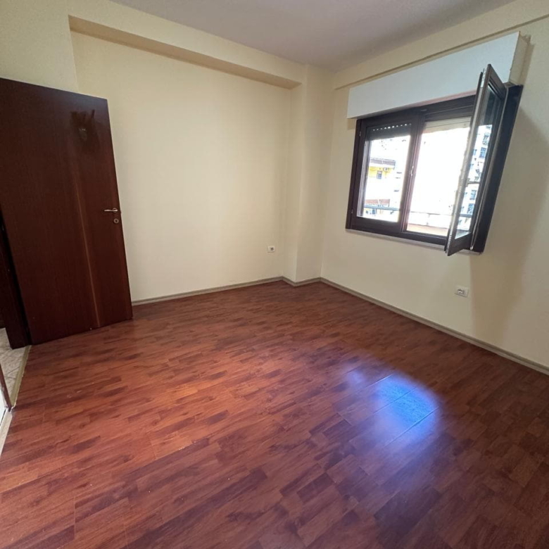 Zyre Me Qera Tek Komuna e Parisit (ID BZ2727) Tirane