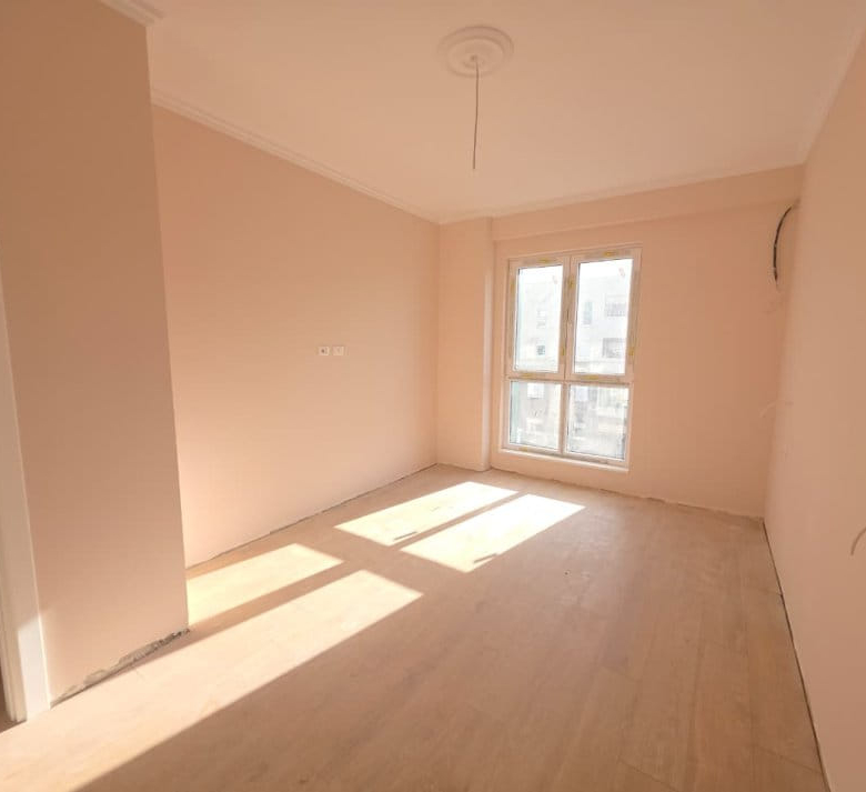 Zyre Me Qera Tek Komuna e Parisit (ID BZ2757) Tirane