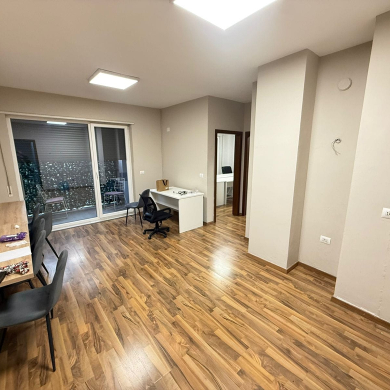 Zyre me qera tek 21 Dhjetori (ID BZ2806) Tirane