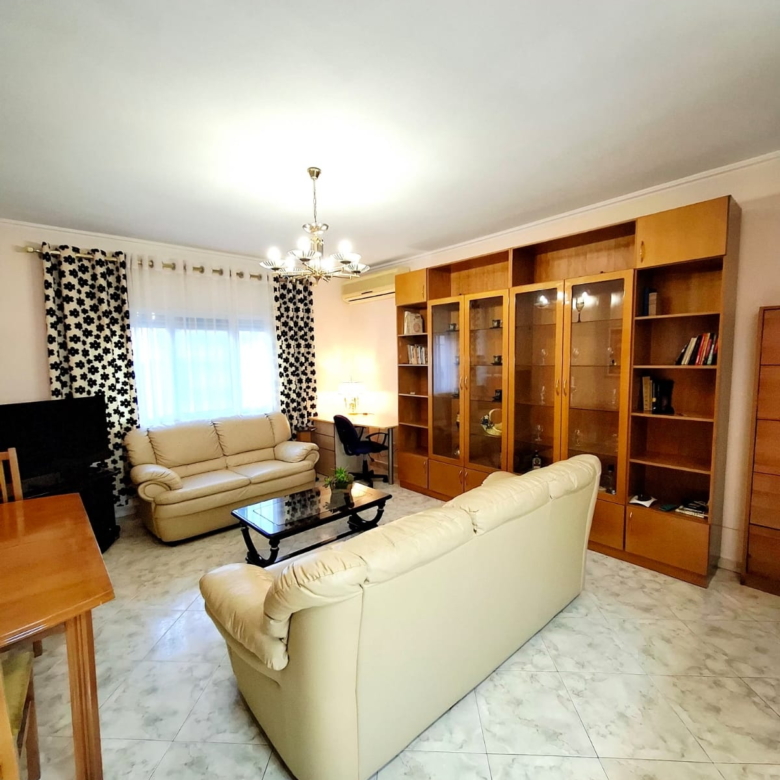 Apartament Me Qera 1+1 Tek Komuna e Parisit ( ID B2101471) Tirane