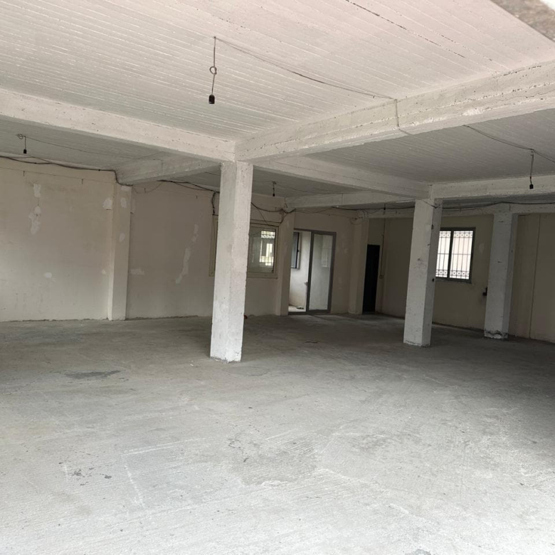 Magazine Me Qera Ne Autostraden Tirane-Durres ( ID BM304 ) Tirane