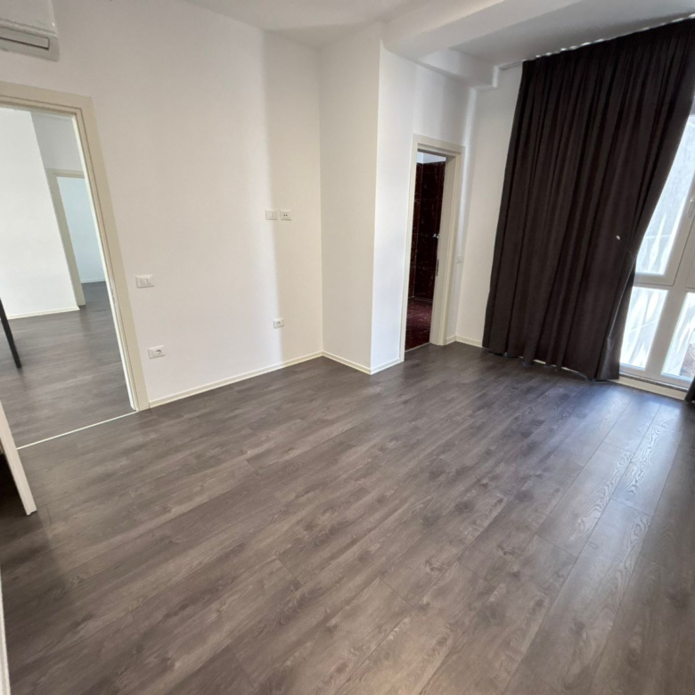 Zyre Me Qera Tek Komuna e Parisit ( ID BZ2857) Tirane