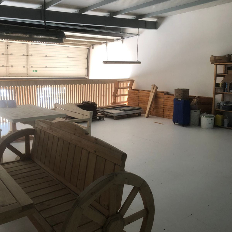 Magazine me Qera Ne Autostraden Tirane- Durres ( ID BM313) Tirane
