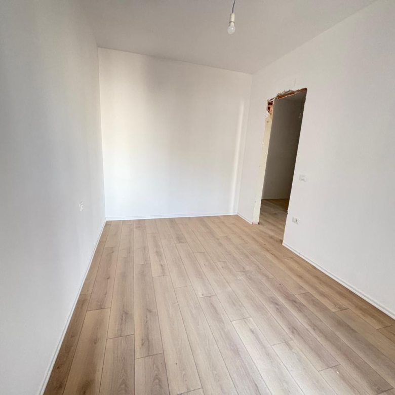 Zyre Me Qera Tek Komuna e Parisit (ID BZ2860) Tirane.