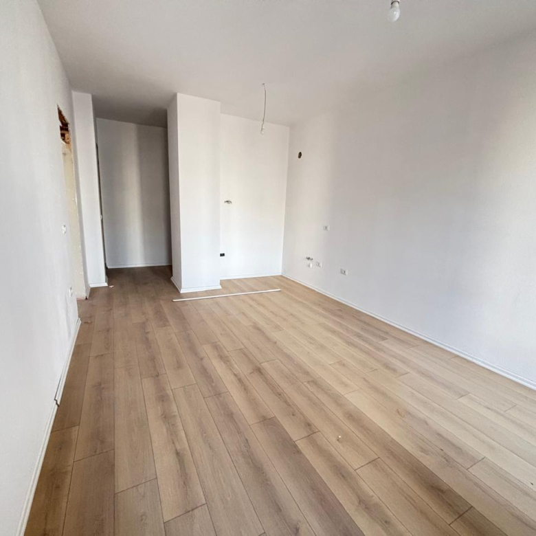 Zyre Me Qera Tek Komuna e Parisit (ID BZ2861) Tirane.