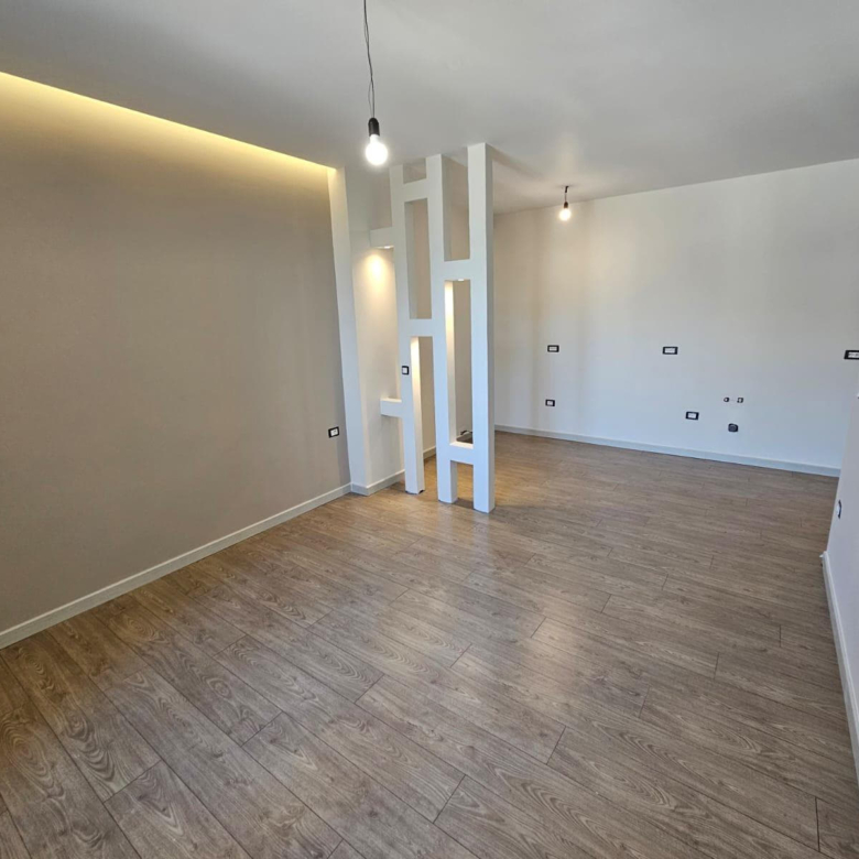 Garsioniere Ne Shitje Tek Zogu I Zi (ID BSHG36) Tirane