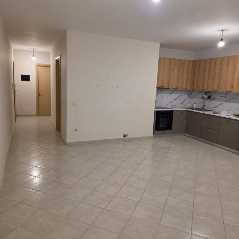 Zyre Me Qera Tek 21 Dhjetori (ID BZ2950) Tirane