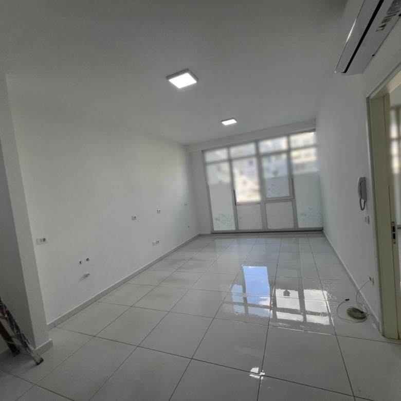Zyre Me Qera Tek Komuna e Parisit (ID BZ2365) Tirane.