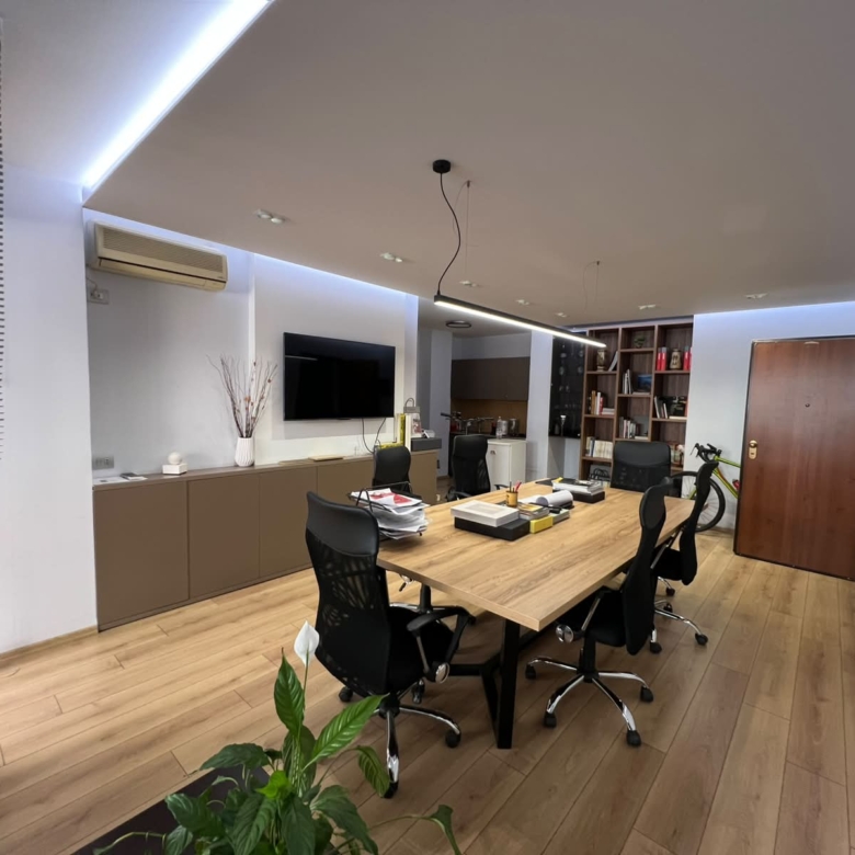 Zyre Me Qera 2+1 Tek 21 Dhjetori (ID BZ2985) Tirane